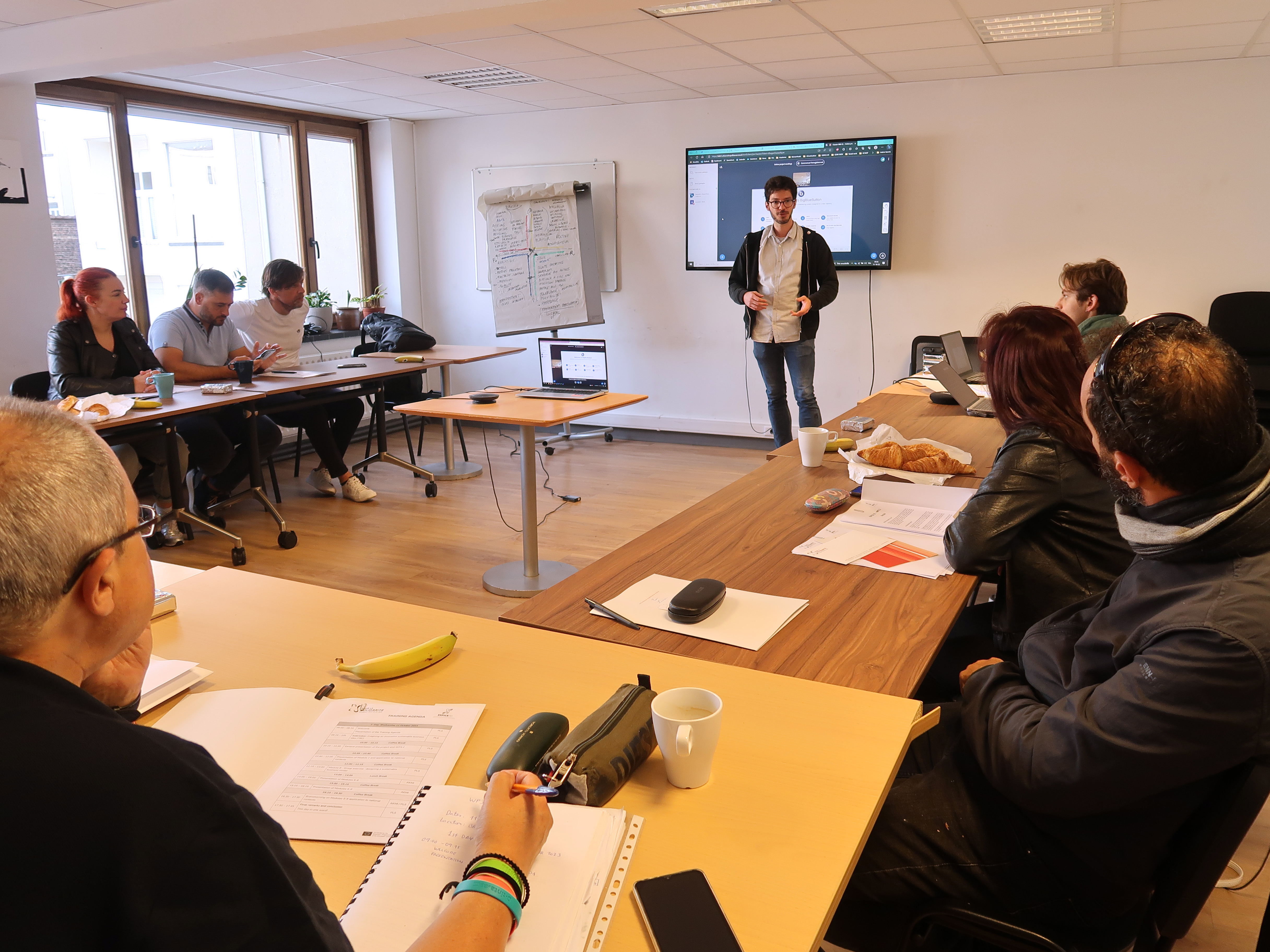 Des professeur·es en visite à POUR LA SOLIDARITÉ-PLS pour travailler à la création d'une formation sur le développement durable dans les métiers de l'HORECA